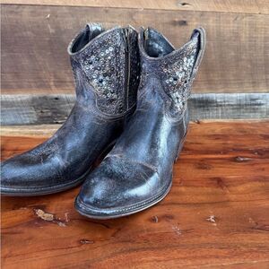 Frye Deborah Disc Studded Western Ankle Boots Black Leather Size 8.5 M EUC